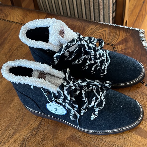 Dr. Scholl’s so cozy lace up bootie - Picture 2 of 4